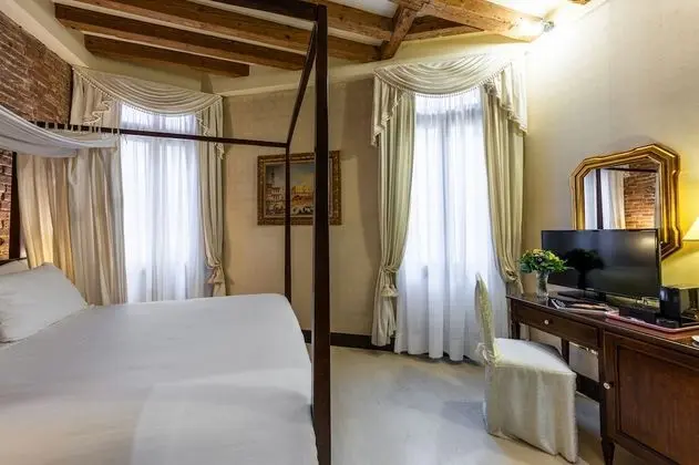 Deluxe Tek Büyük Yataklı Oda (Four Poster Bed)