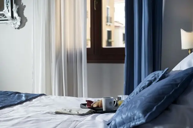 Deluxe Tek Büyük Yataklı Oda, Kanal Manzaralı