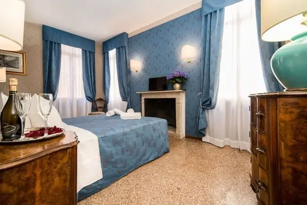 Tek Büyük veya İki Ayrı Yataklı Oda, Kanal Manzaralı