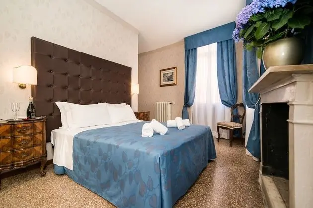 Tek Büyük veya İki Ayrı Yataklı Oda, Kanal Manzaralı