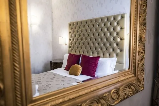 Tek Büyük veya İki Ayrı Yataklı Oda, Kanal Manzaralı