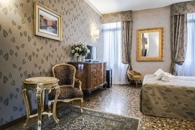 Tek Büyük veya İki Ayrı Yataklı Oda, Kanal Manzaralı