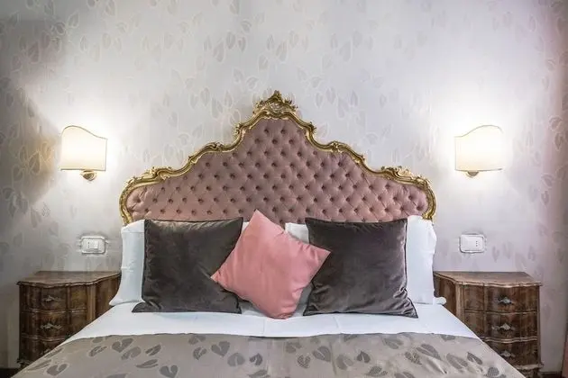 Tek Büyük veya İki Ayrı Yataklı Oda, Kanal Manzaralı