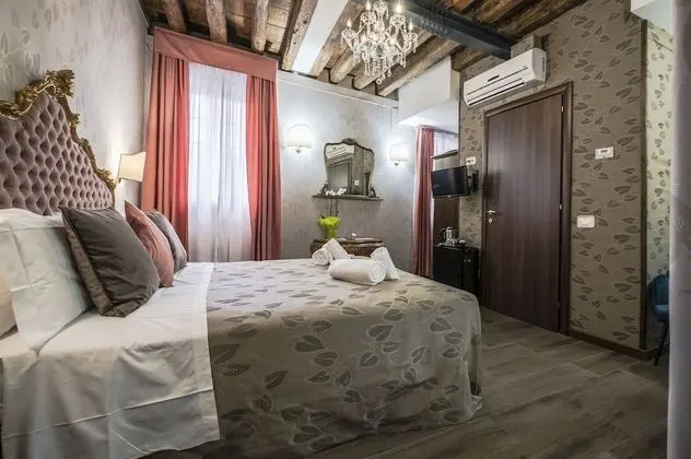 Tek Büyük veya İki Ayrı Yataklı Oda, Kanal Manzaralı