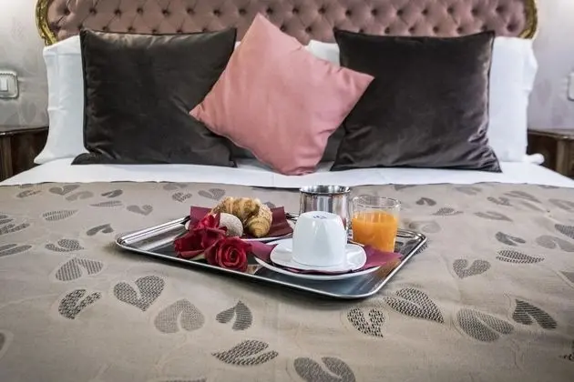 Tek Büyük veya İki Ayrı Yataklı Oda, Kanal Manzaralı