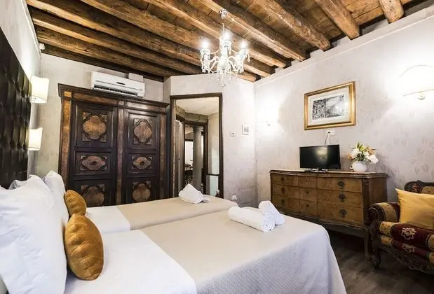 Tek Büyük veya İki Ayrı Yataklı Oda, Kanal Manzaralı