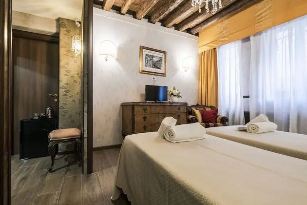 Tek Büyük veya İki Ayrı Yataklı Oda, Kanal Manzaralı