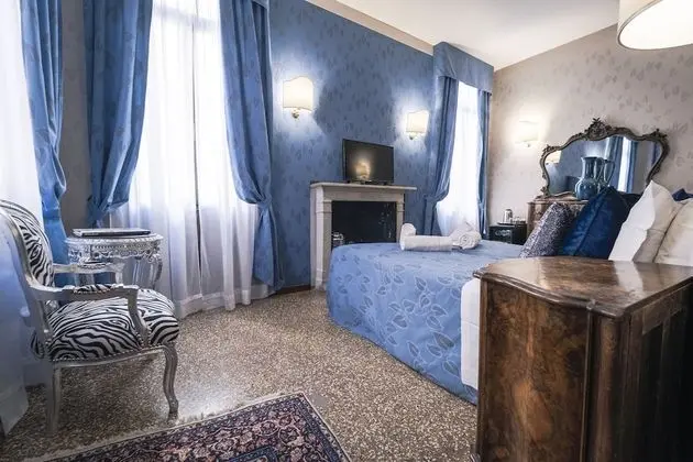 Tek Büyük veya İki Ayrı Yataklı Oda, Kanal Manzaralı