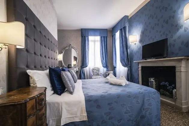 Tek Büyük veya İki Ayrı Yataklı Oda, Kanal Manzaralı