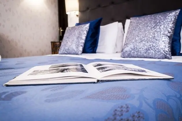 Tek Büyük veya İki Ayrı Yataklı Oda, Kanal Manzaralı