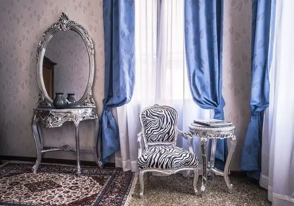 Tek Büyük veya İki Ayrı Yataklı Oda, Kanal Manzaralı