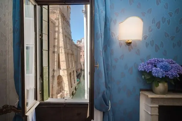 Tek Büyük veya İki Ayrı Yataklı Oda, Kanal Manzaralı