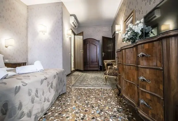 Üç Kişilik Oda, Kanal Manzaralı