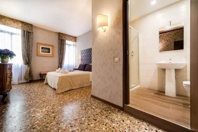 Üç Kişilik Oda, Kanal Manzaralı