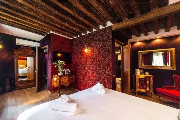 Superior Oda, Balkon, Kanal Manzaralı