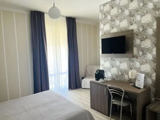 Tek Büyük Yataklı Oda, 1 Çift Kişilik Yatak, Balkon, Kısmi Göl Manzaralı