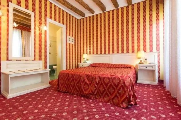 Superior Tek Büyük Yataklı Oda (5 Leoni)