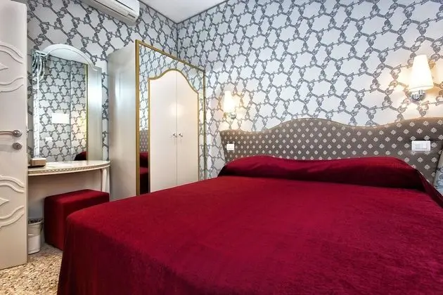 Classic Tek Büyük Yataklı Oda