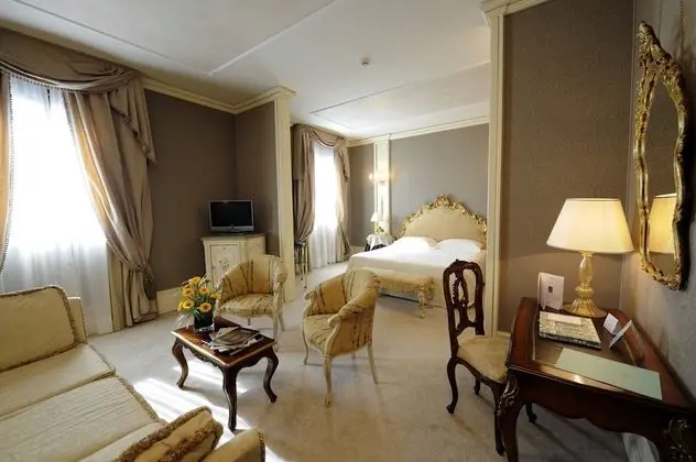 Deluxe Suite with side Grand Canal View