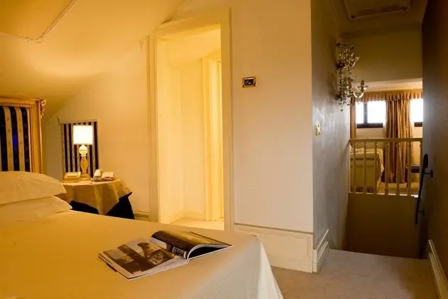 Deluxe Suite with side Grand Canal View