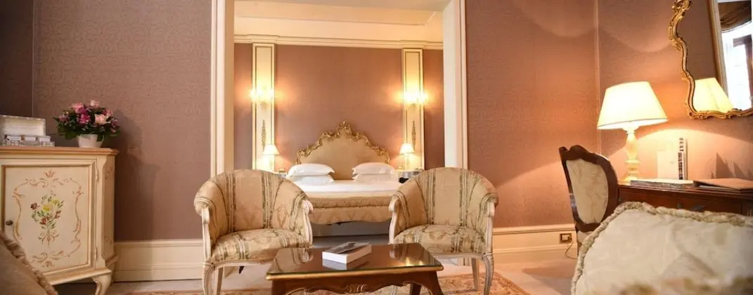 Deluxe Suite with side Grand Canal View
