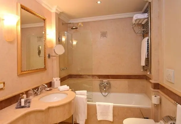 Deluxe Suite with side Grand Canal View