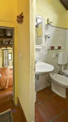 Tek Büyük veya İki Ayrı Yataklı Oda, Ortak Banyo