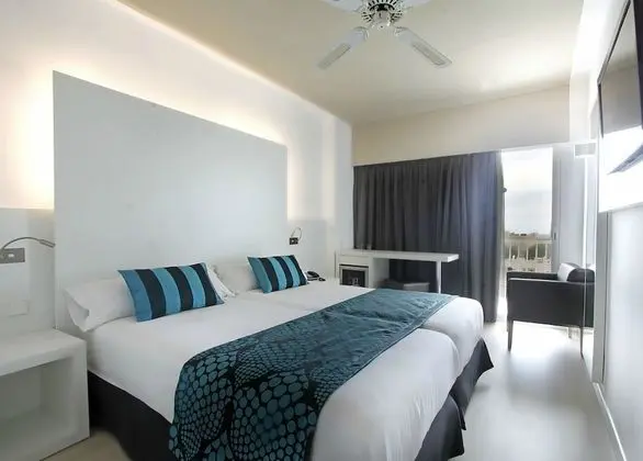 Standard Tek Büyük veya İki Ayrı Yataklı Oda, Kısmi Deniz Manzaralı