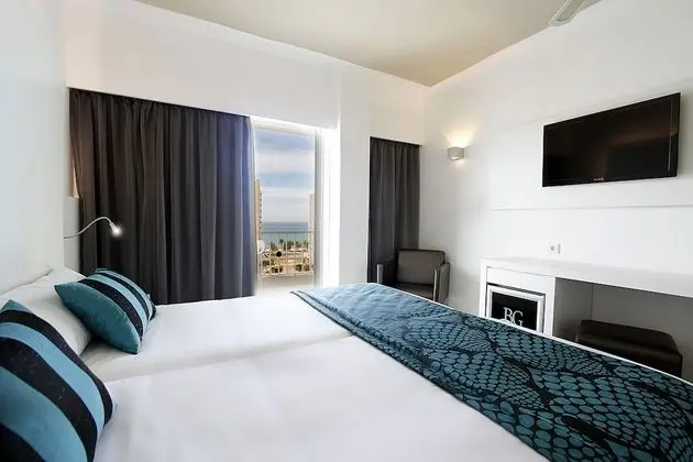 Standard Tek Büyük veya İki Ayrı Yataklı Oda, Kısmi Deniz Manzaralı