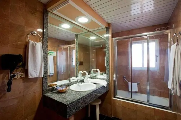 1 Çift Kişilik Veya 2 Tek Kişilik Yatak Capacity 3
