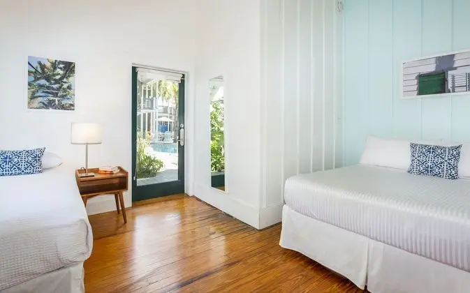 Cabana Queen w/Twin Bed