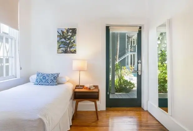Cabana Queen w/Twin Bed