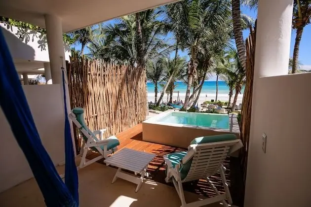 Beachfront room (2 queens)