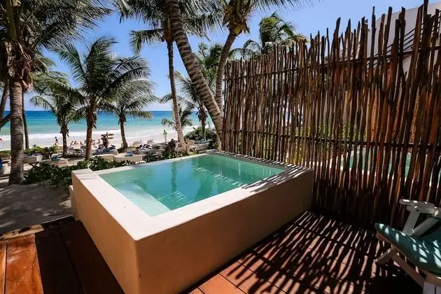 Beachfront room (2 queens)