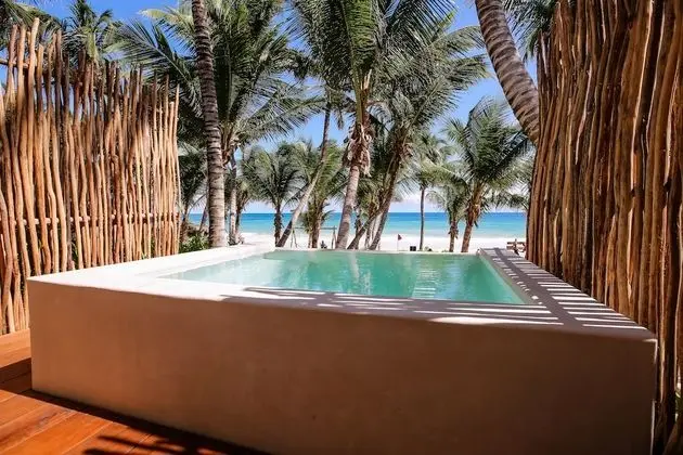 Beachfront room (2 queens)