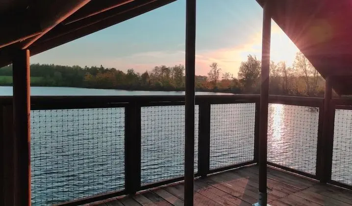 Panoramic Ev, Göl Manzaralı (Cabane)