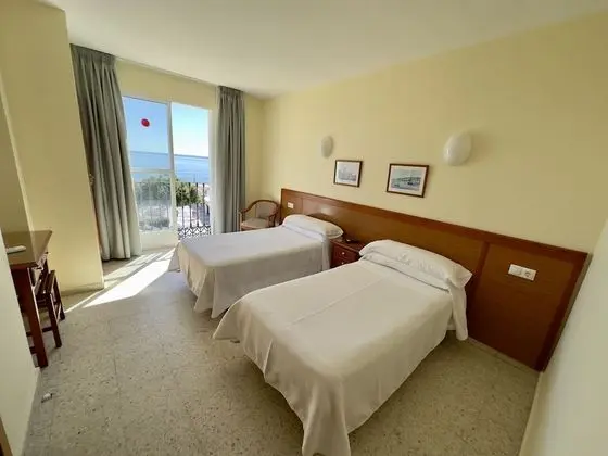 Tek Büyük veya İki Ayrı Yataklı Oda, Deniz Manzaralı