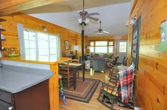 Ev, Birden Çok Yatak (Cabin at Sleepy Creek - Charming Cabi)