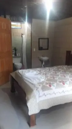 Habitación Triple con Baño y Abanico ( Laura )