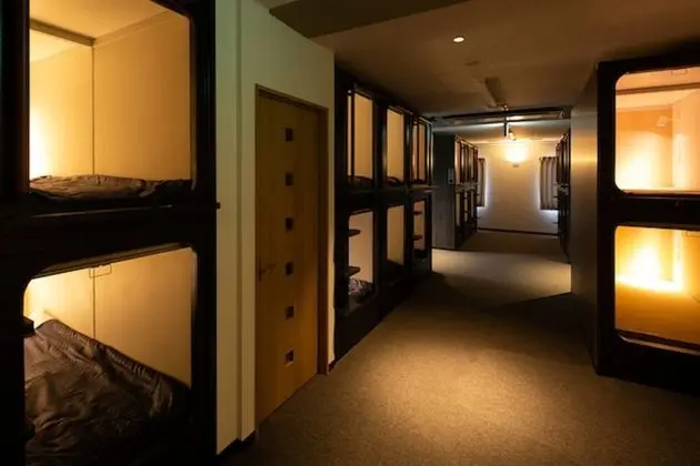 Basic Ortak Ranzalı Oda, Sadece erkekler için, Sigara İçilmez