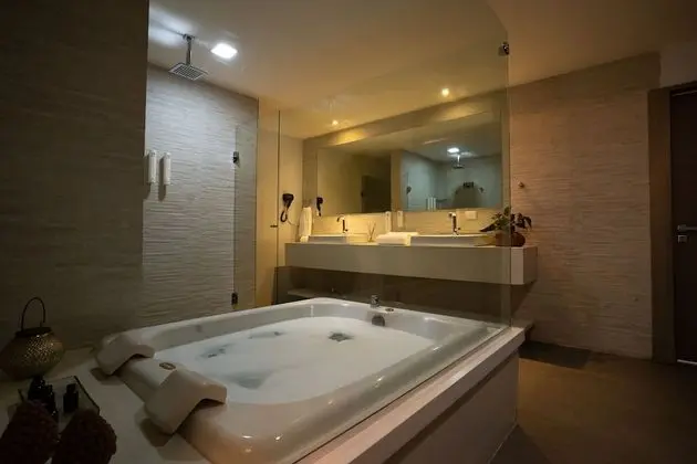 Suite Presidencial com Varanda Lateral e Jacuzzi