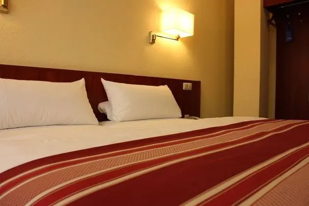 Tek Büyük Yataklı Oda, 1 Çift Kişilik Yatak