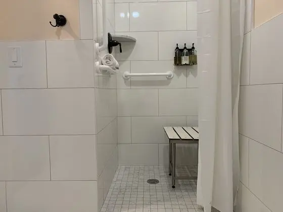 Standard Oda, 1 Büyük (Queen) Boy Yatak, Engellilere Uygun