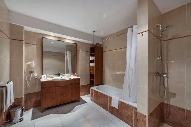 Tek Büyük veya İki Ayrı Yataklı Oda, Balkon (2 Adults + 1 Child)