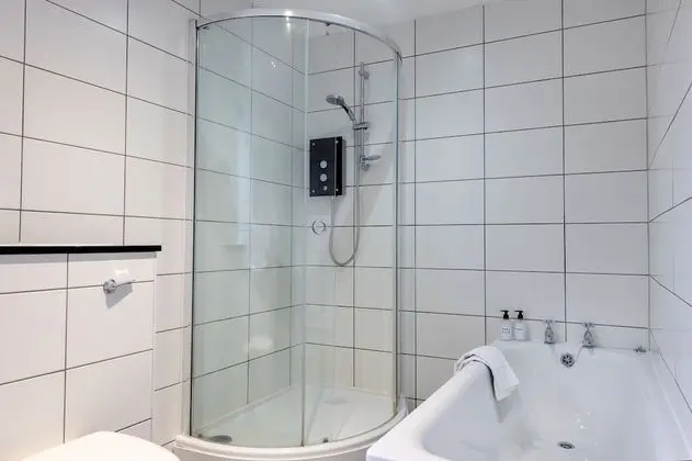 Standard Tek Büyük veya İki Ayrı Yataklı Oda, Ortak Banyo