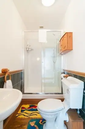 Tek Büyük veya İki Ayrı Yataklı Oda, Ortak Banyo