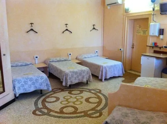 Ortak Ranzalı Oda, 1 Tek Kişilik Yatak