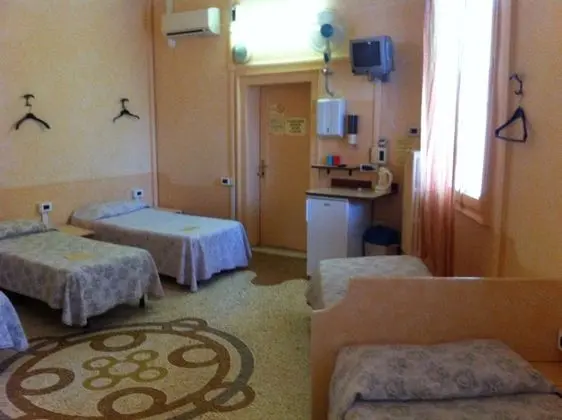 Ortak Ranzalı Oda, 1 Tek Kişilik Yatak