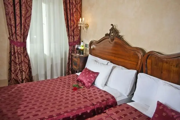 Superior Tek Büyük veya İki Ayrı Yataklı Oda (Antique)