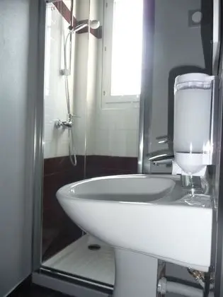 Üç Kişilik Oda, Özel Banyo (shared toilets)